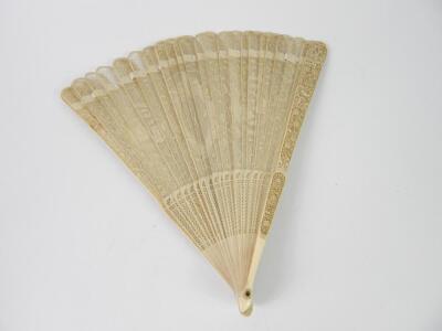 An early 19thC Chinese ivory brisee fan - 3