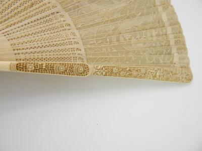 An early 19thC Chinese ivory brisee fan - 4