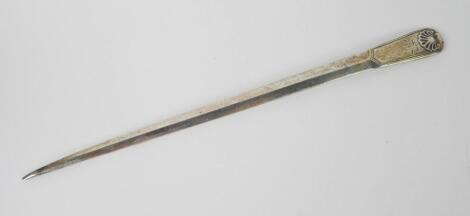 A George III silver fiddle and shell meat skewer