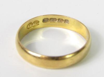 A 22ct gold wedding band - 2