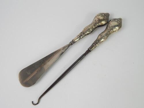 A George V silver handled button hook and shoe horn