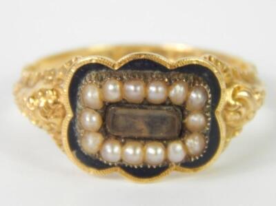 An 18ct gold Victorian memorial ring