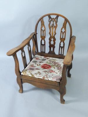 An early 20thC oak Windsor armchair come day bed.