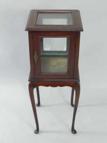 An Edwardian mahogany bijouterie cabinet