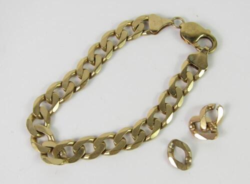 A 9ct gold curb link bracelet on a snap clasp