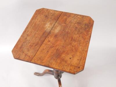 A George III mahogany tilt top occasional table - 2