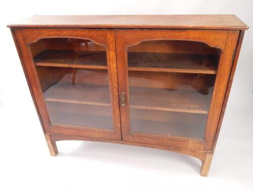 An early 20thC oak bookcase