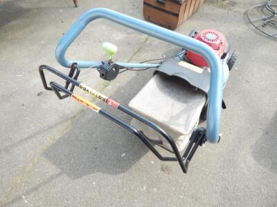 A Honda ISY Easystart petrol lawn mower. - 3