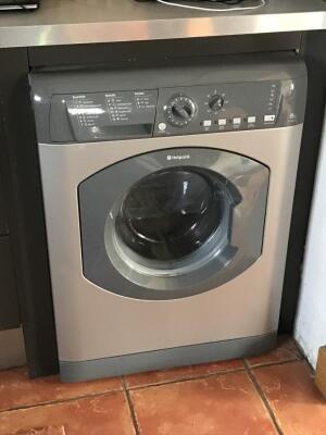 A Hotpoint 8kg HV8B593 washing machine.