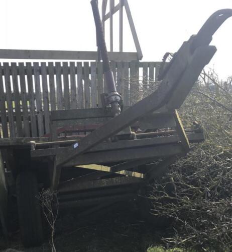 A single axle trailer with wormscrew lift and another (2).