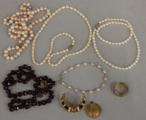 A quantity of jewellery to include freshwater pearls