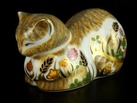 A Royal Crown Derby cottage garden cat paperweight