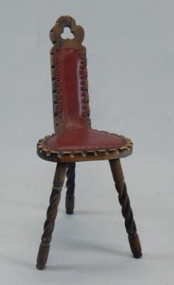 An early 20thC oak spinning chair