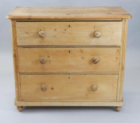 An early 20thC pine chest