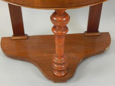 An Edwardian walnut duchess dressing table of small proportion - 3