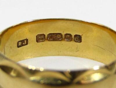 An 18ct gold wedding band - 2