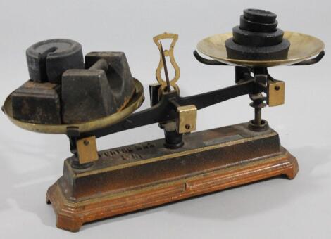 An early 20thC table weighing scale