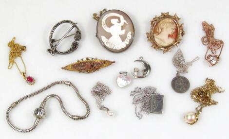 An assortment of various jewellery