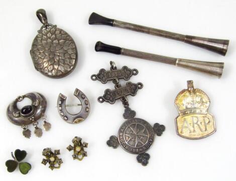 Various jewellery and effects