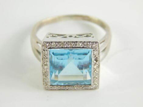 A 9ct white gold and aquamarine ring