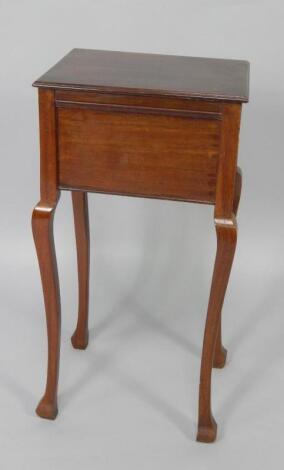 An Edwardian mahogany jardiniere stand