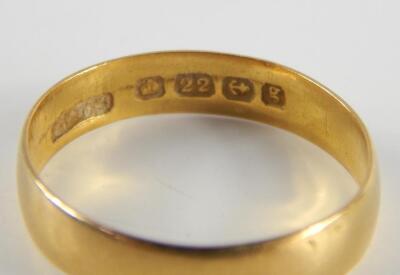 A 22ct gold wedding band - 2