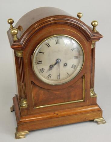 A late 19th/early 20thC mahogany and brass mantel clock