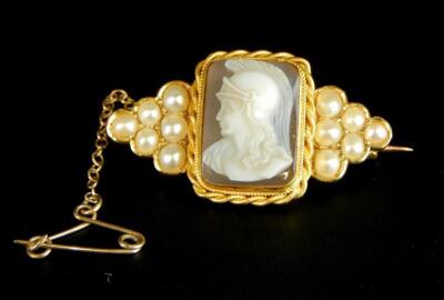 A Victorian carved agate cameo brooch