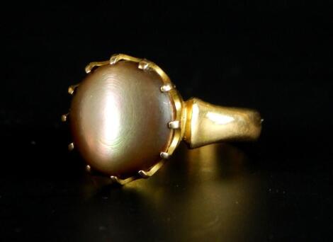 An abalone shell set dress ring