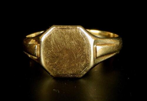 A 9ct gold gentleman's signet ring