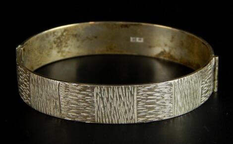 A hinged silver bangle