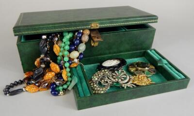 A quantity of costume jewellery