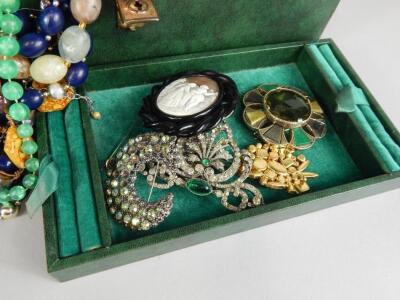 A quantity of costume jewellery - 2