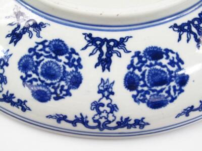 A Chinese porcelain blue and white dish - 4