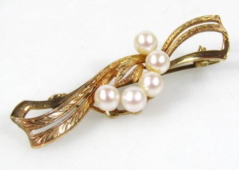 A 9ct gold cultured pearl brooch