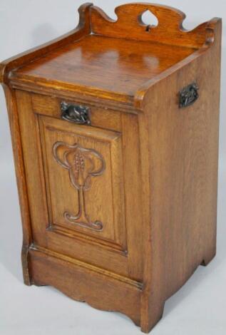 An early 20thC Art Nouveau design oak coal purdonium