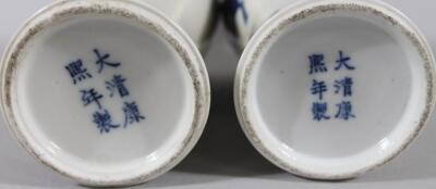 A pair of Chinese porcelain bottle vases - 3