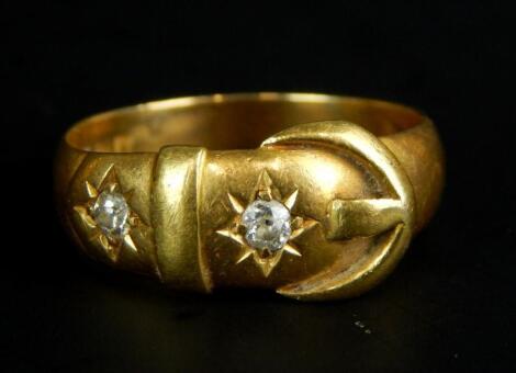 An 18ct gold buckle ring