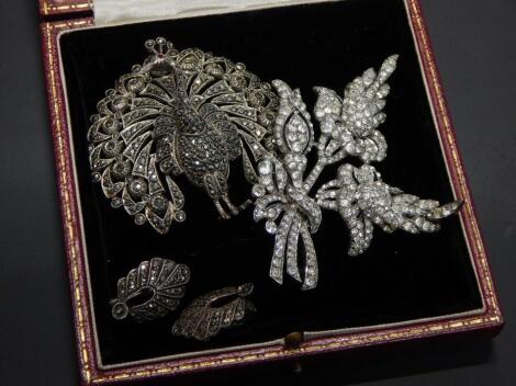 Two vintage costume jewellery brooches
