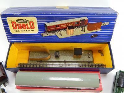 A Hornby dublo restaurant car - 2