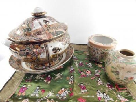 A Chinese porcelain tureen cover and stand