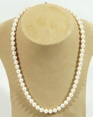 A cultured pearl necklace