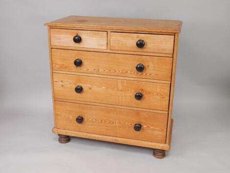 A Victorian pine chest of drawers