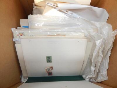 World. - Several hundred loose hinged and hingeless album bags - 2