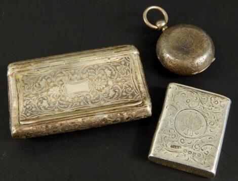 Various silver trinkets