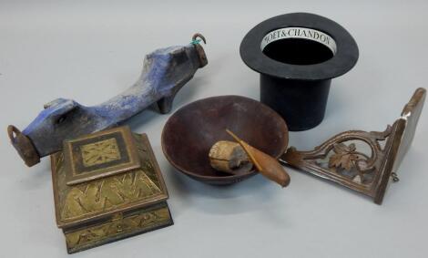 A quantity of decorative items