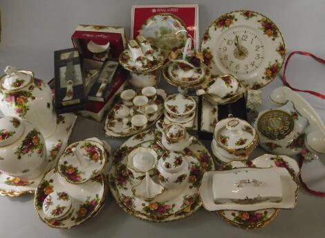 A quantity of Royal Albert Old Country Roses accessories