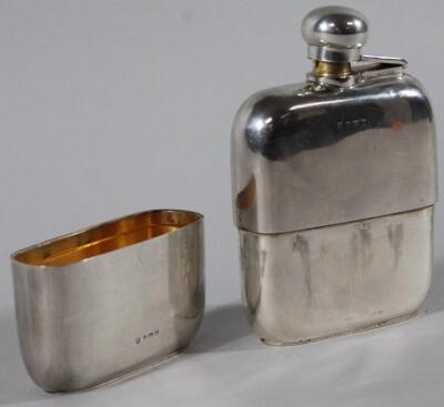 A George V silver hip flask - 2