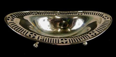 An Edwardian oval silver bon bon dish