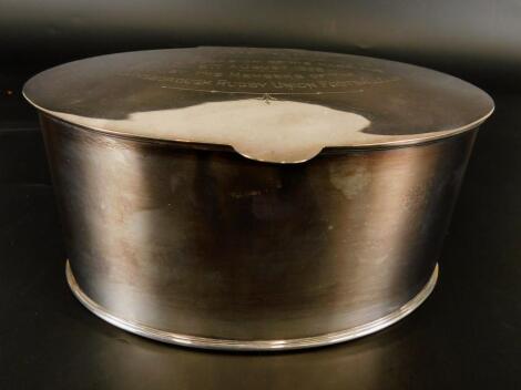 An early 20thC oval silver plated biscuit barrel